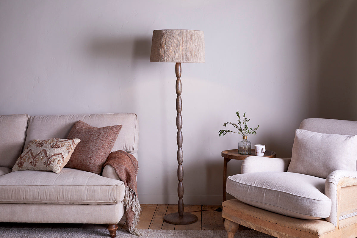Lampadaire Konali en bois de manguier - Teinte frêne