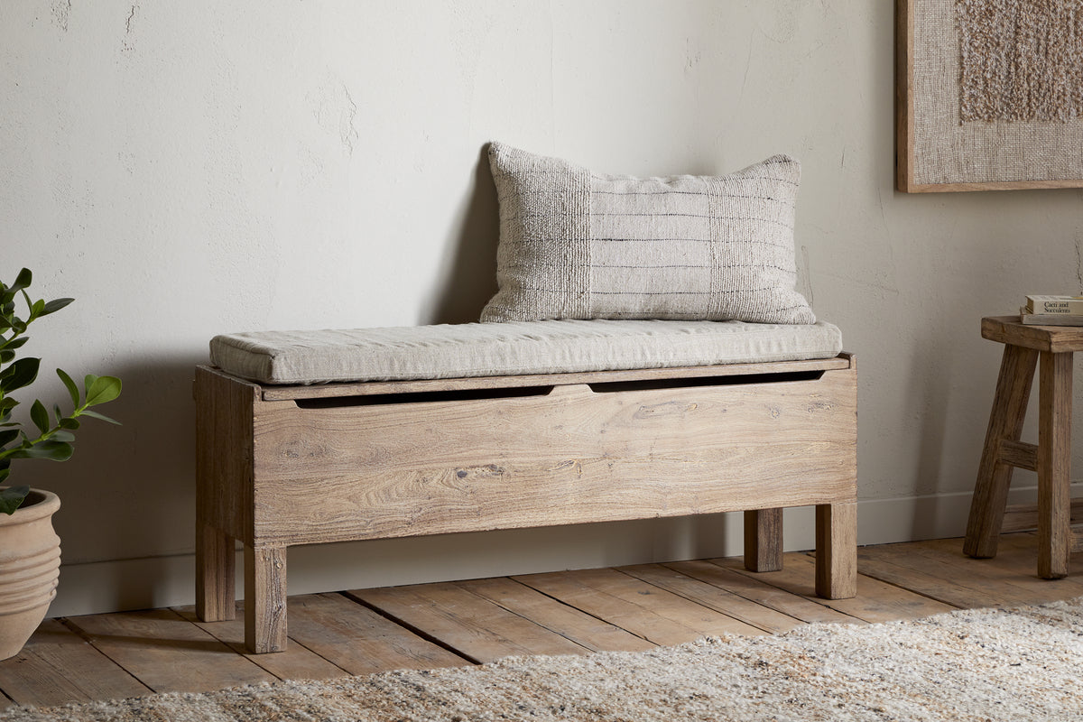 Banc de rangement Teni en bois recyclé avec coussin en lin rembourré - Naturel