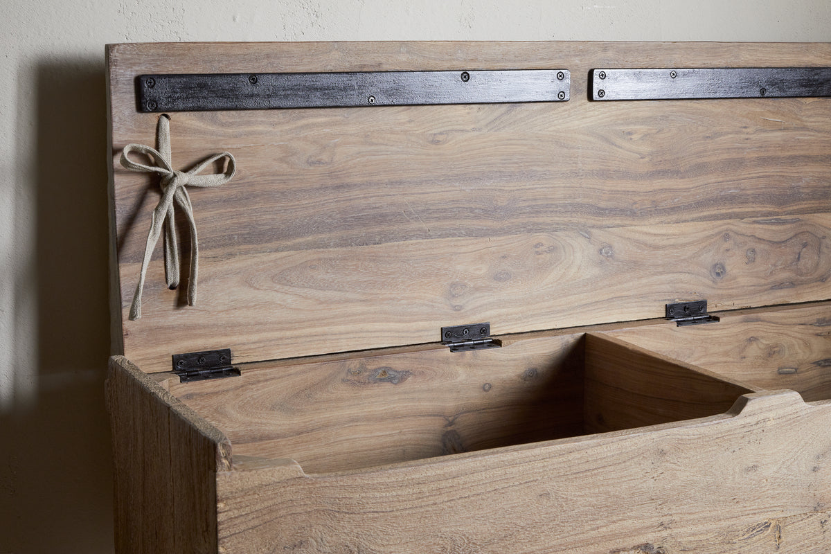 Banc de rangement Teni en bois recyclé avec coussin en lin rembourré - Naturel