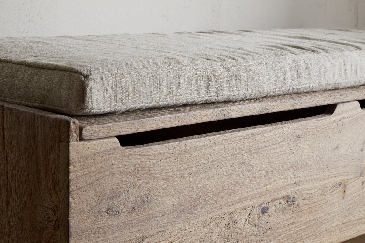 Banc de rangement Teni en bois recyclé avec coussin en lin rembourré - Naturel