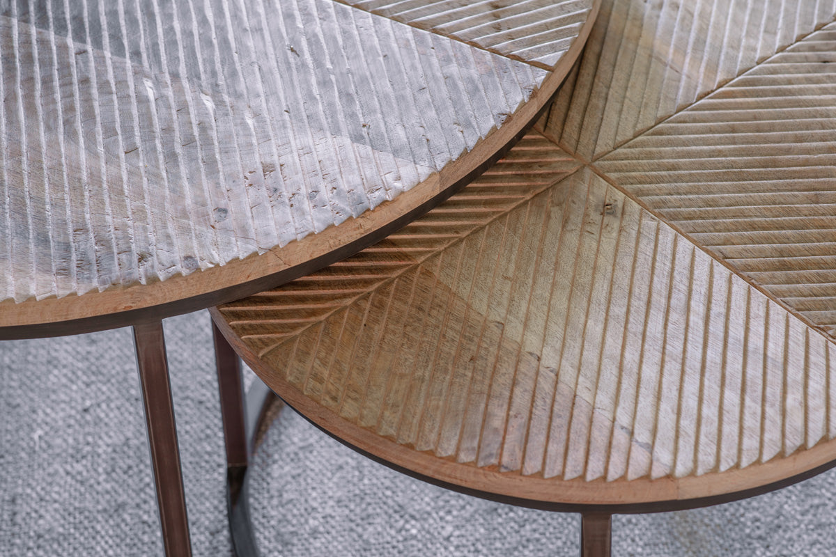 Tables basses gigognes Aasha en bois de manguier sculpté et fer – Naturel – (Lot de 2)