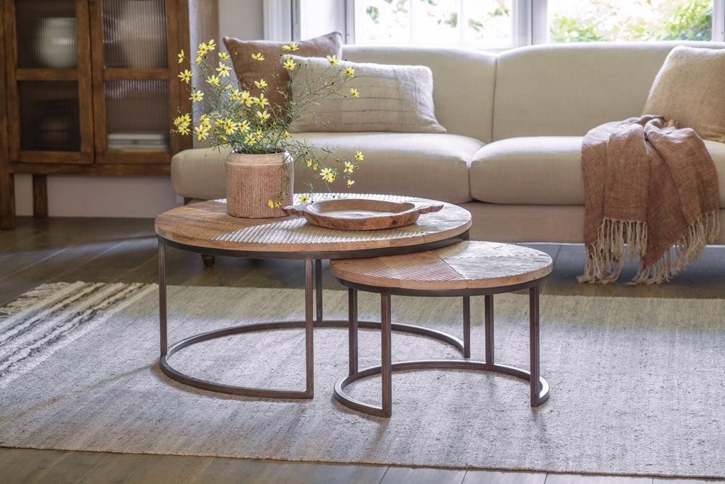 Tables basses gigognes Aasha en bois de manguier sculpté et fer – Naturel – (Lot de 2)
