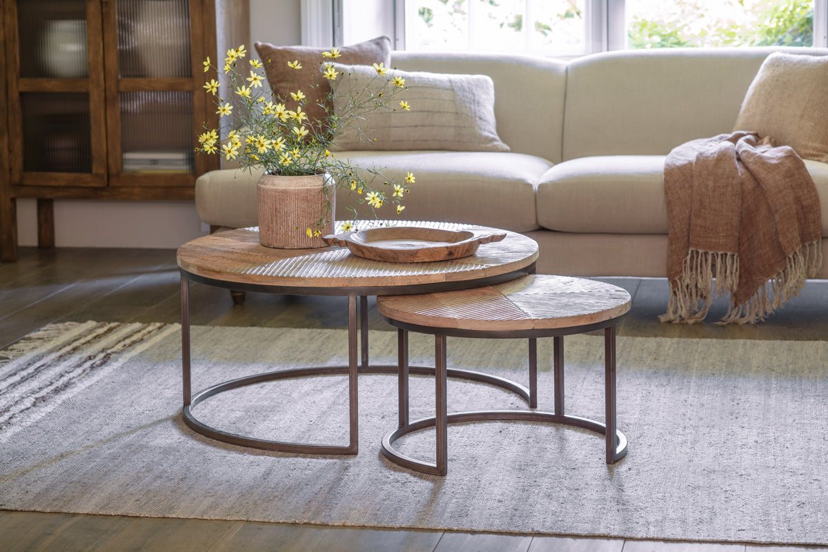 Tables basses gigognes Aasha en bois de manguier sculpté et fer – Naturel – (Lot de 2)