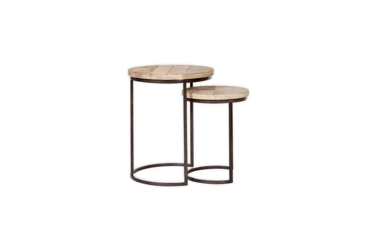Tables d'appoint gigognes Aasha en bois de manguier sculpté et fer - Naturel - (Lot de 2)