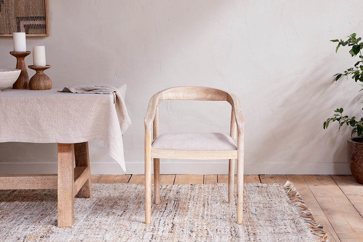 Chaise de salle à manger rembourrée en bois de manguier Anbu - Naturel