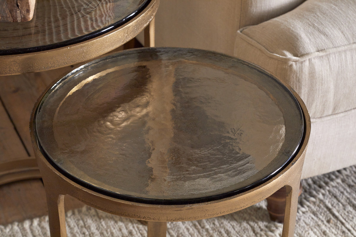 Tables d'appoint gigognes Khidki en métal moulé et verre – Laiton antique (lot de 2)