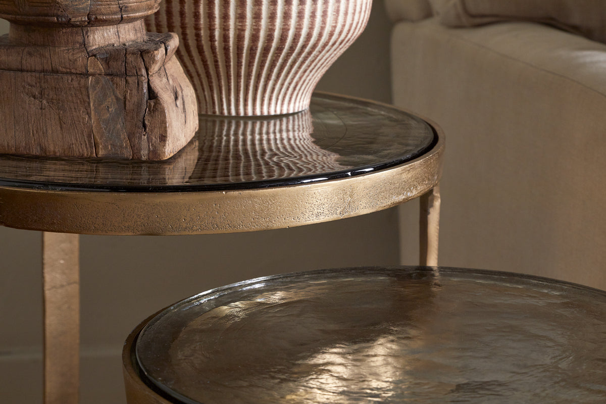 Tables d'appoint gigognes Khidki en métal moulé et verre – Laiton antique (lot de 2)
