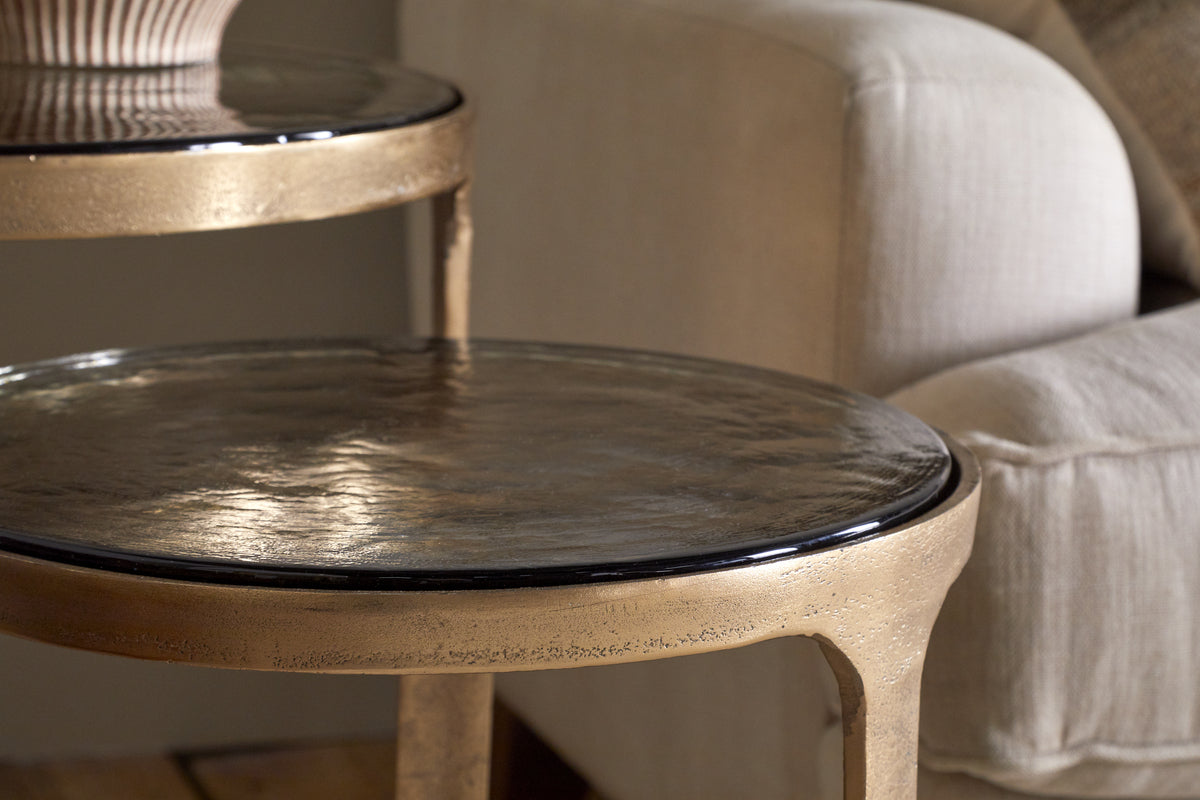 Tables d'appoint gigognes Khidki en métal moulé et verre – Laiton antique (lot de 2)