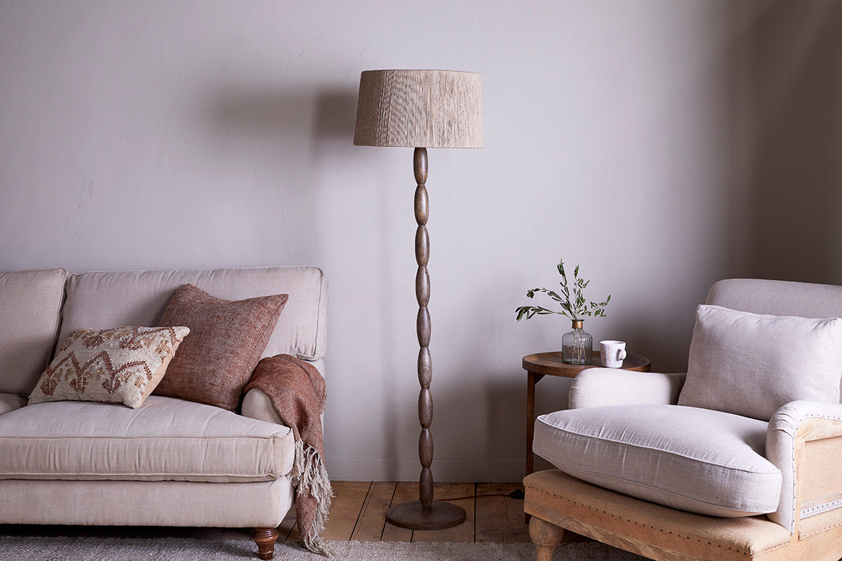 Lampadaire Konali en bois de manguier - Teinte frêne