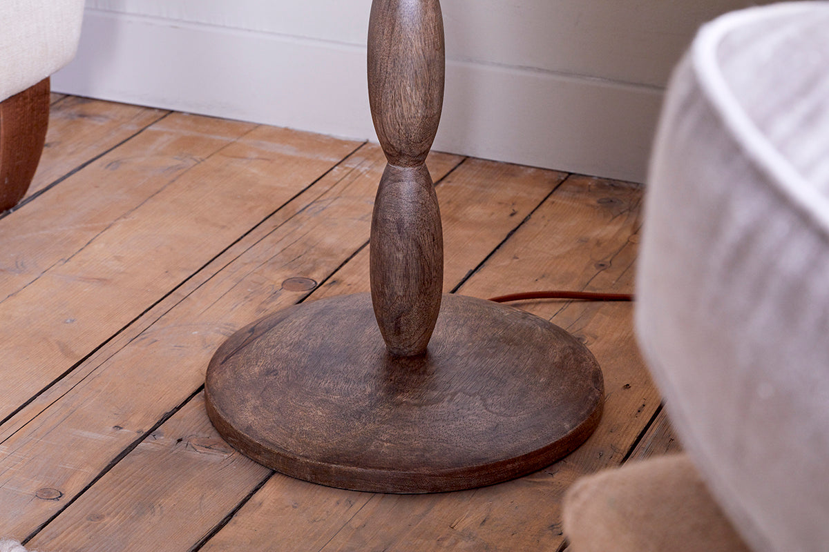 Lampadaire Konali en bois de manguier - Teinte frêne