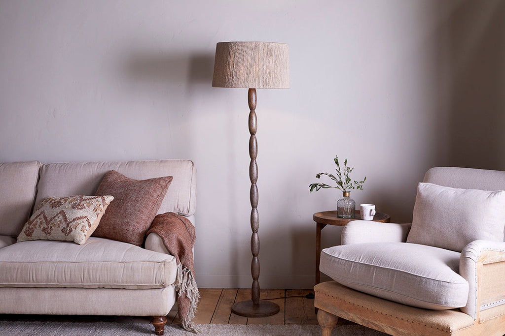 Lampadaire Konali en bois de manguier - Teinte frêne