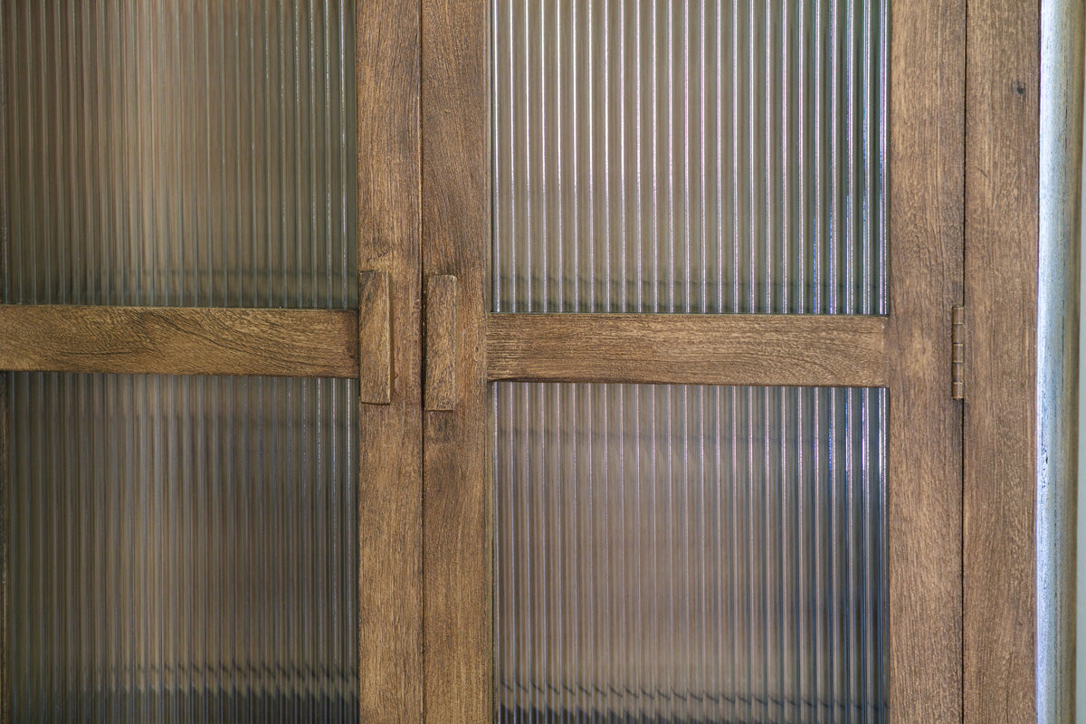 Armoire en bois de manguier Mendani et verre cannelé - Teinte noyer