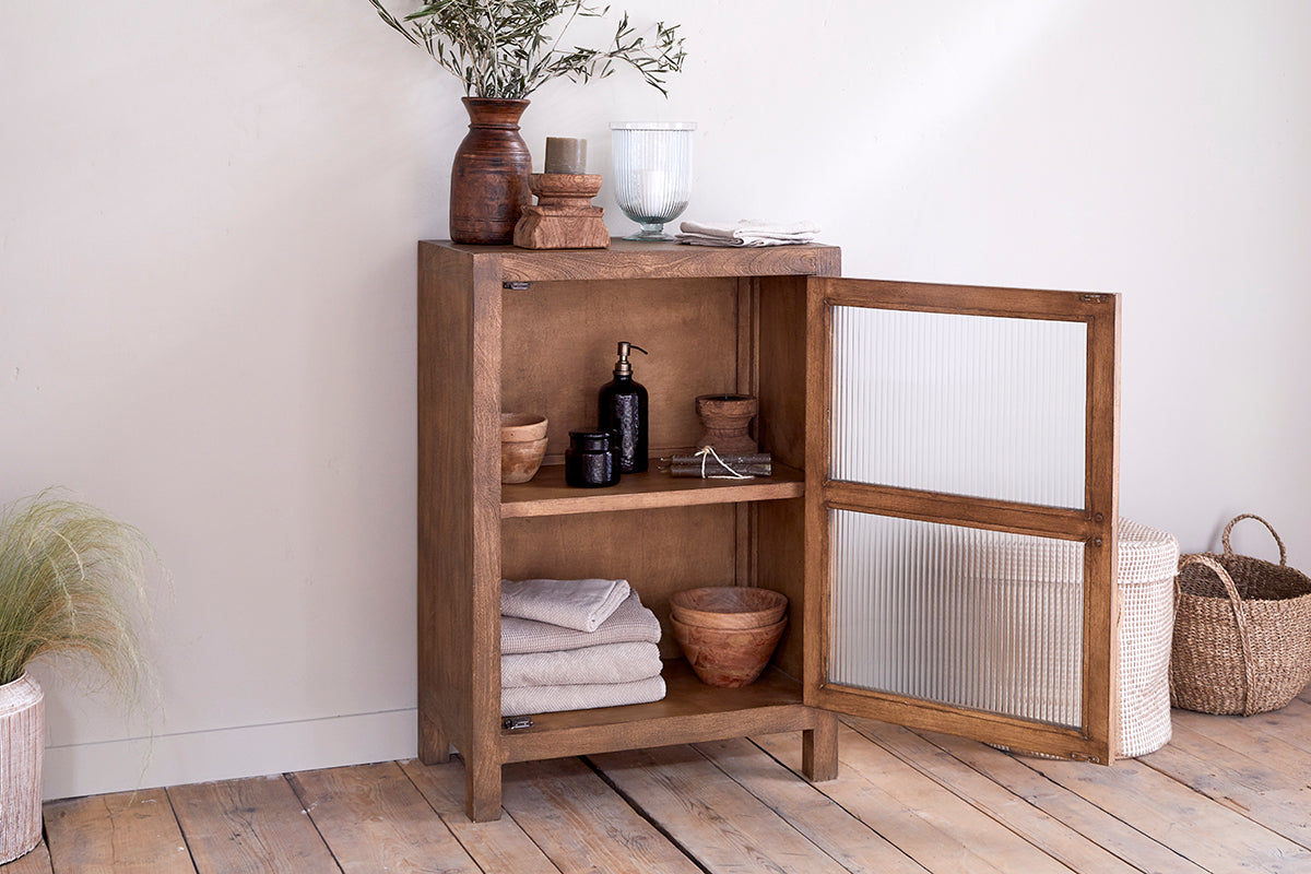 Meuble bas en bois de manguier Mendani et verre cannelé - Teinte noyer