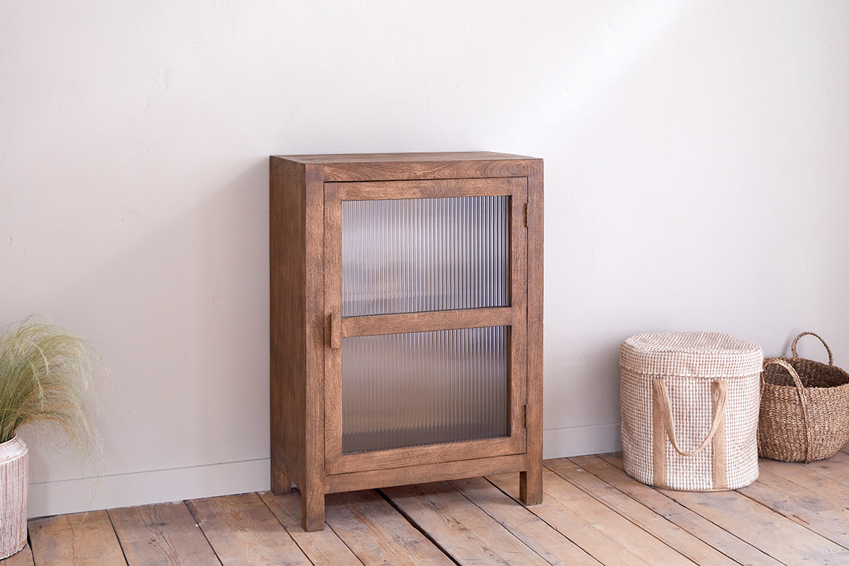 Meuble bas en bois de manguier Mendani et verre cannelé - Teinte noyer