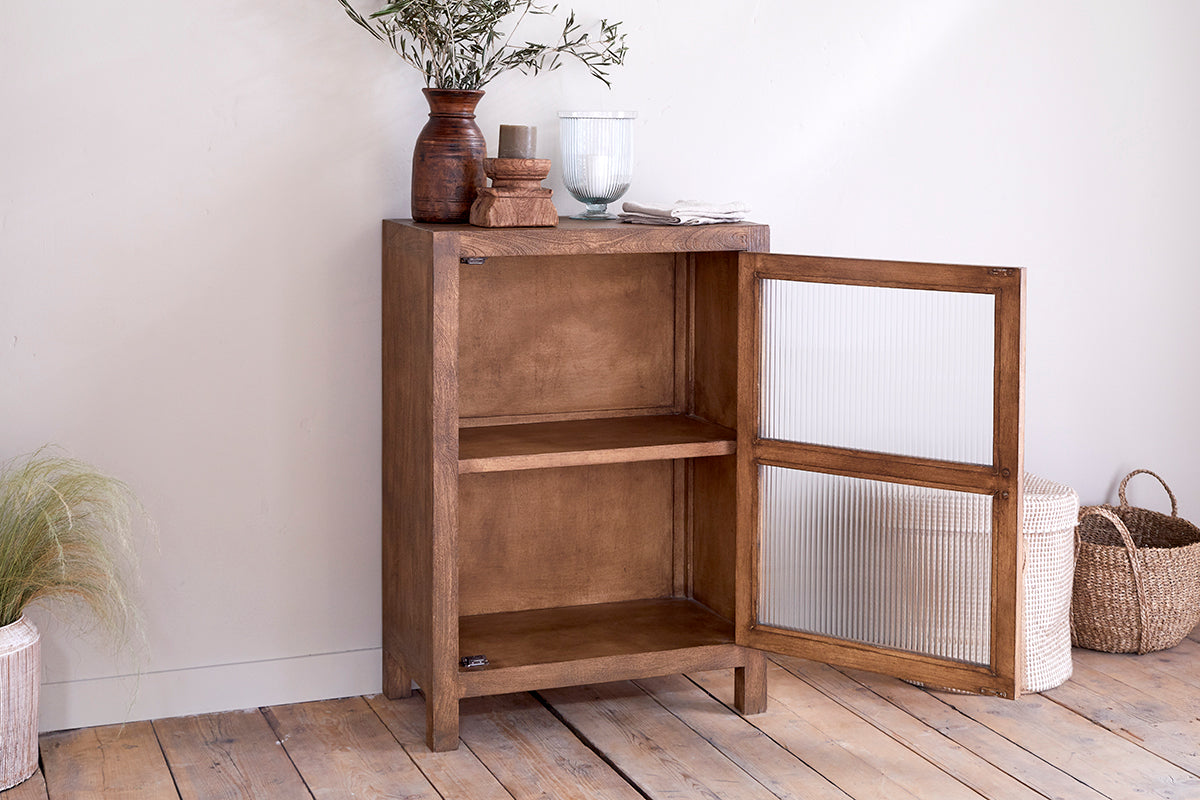 Meuble bas en bois de manguier Mendani et verre cannelé - Teinte noyer