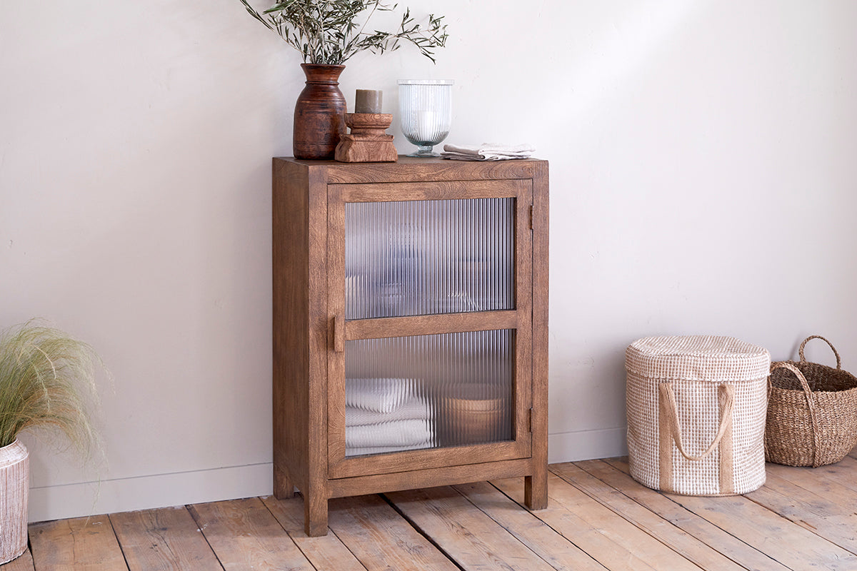 Meuble bas en bois de manguier Mendani et verre cannelé - Teinte noyer