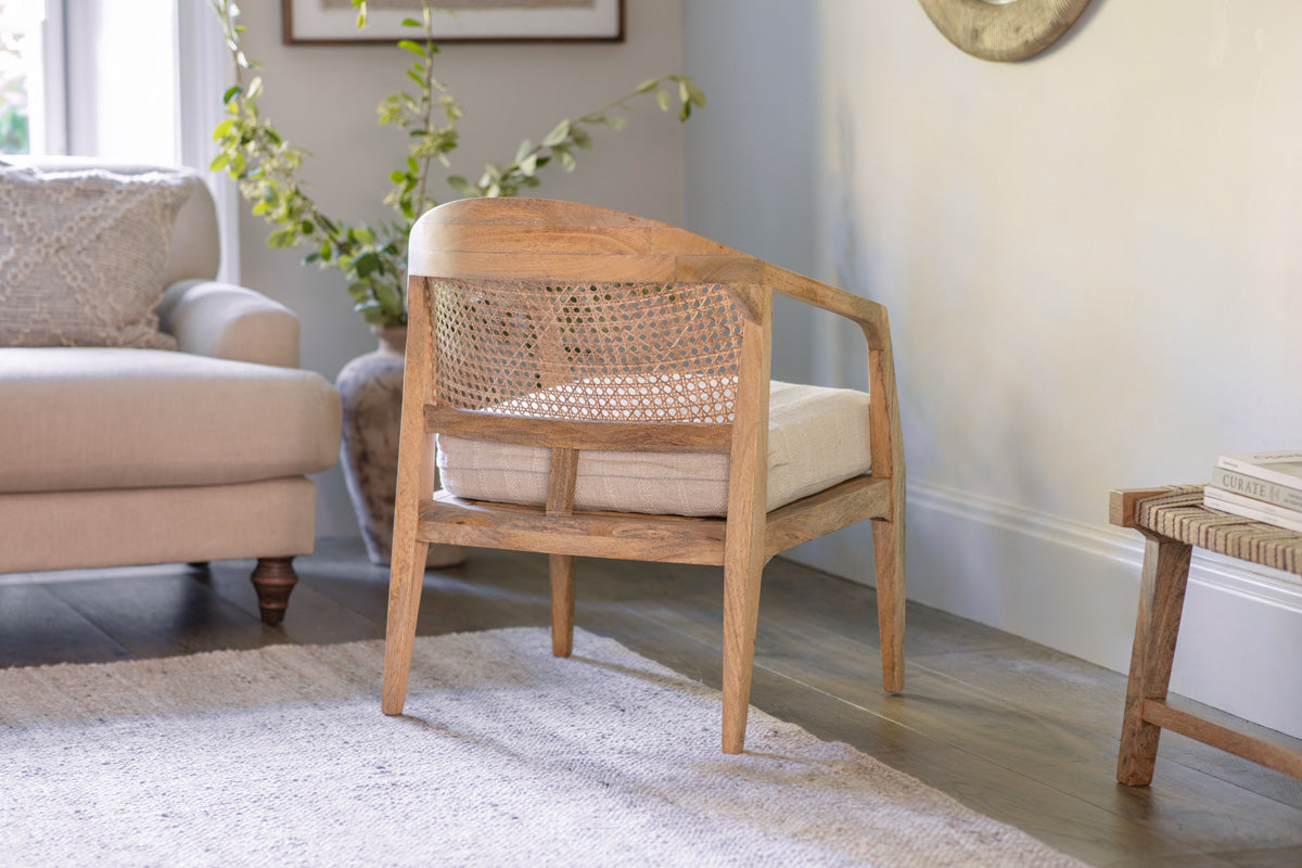 Chaise d'appoint en bois de manguier et canne Nabhi - Naturel