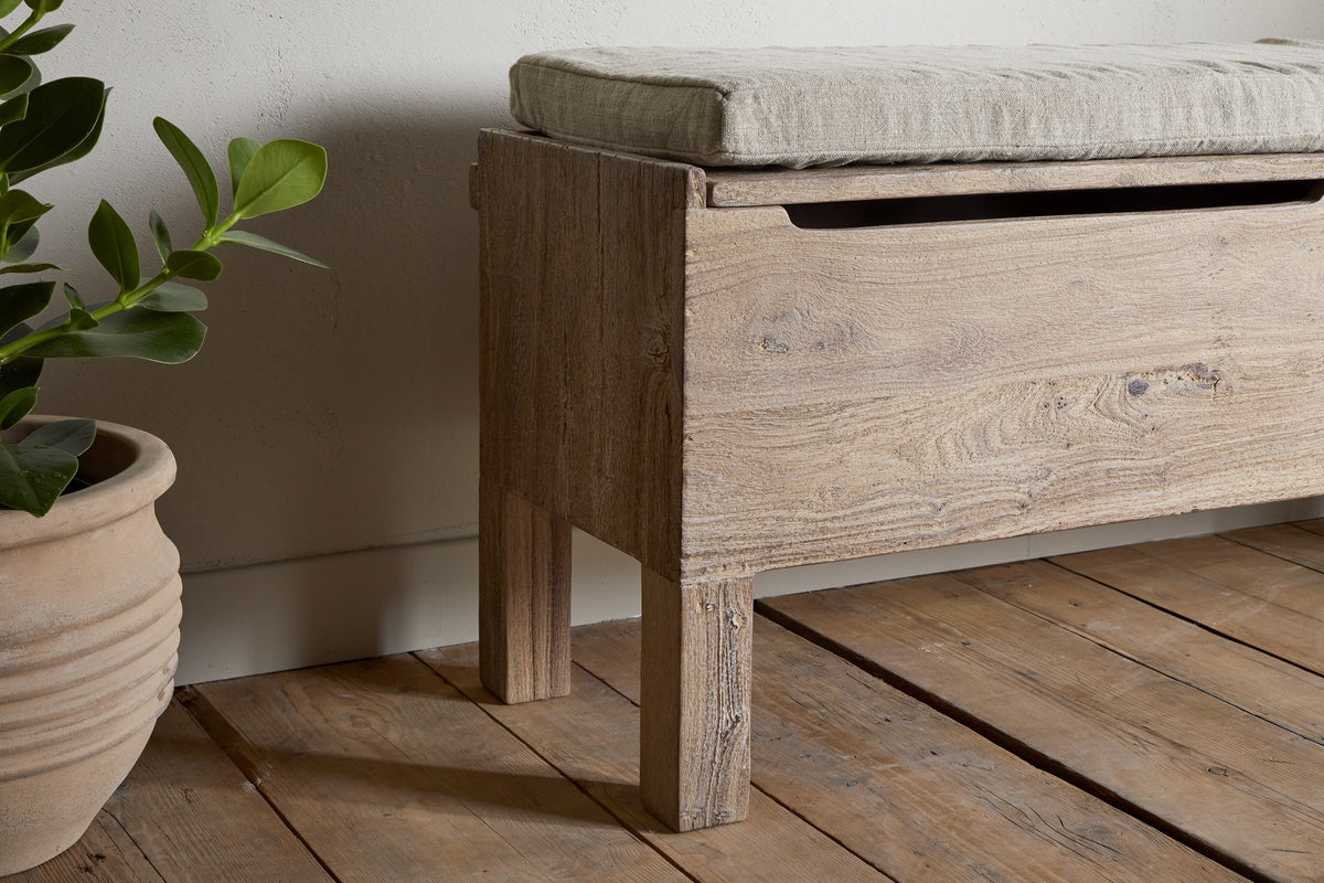 Banc de rangement Teni en bois recyclé avec coussin en lin rembourré - Naturel