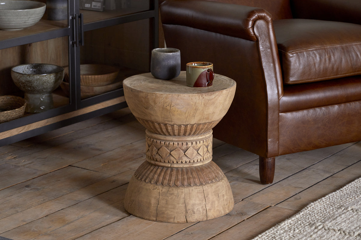 Table d'appoint sculptée Taru - Naturel