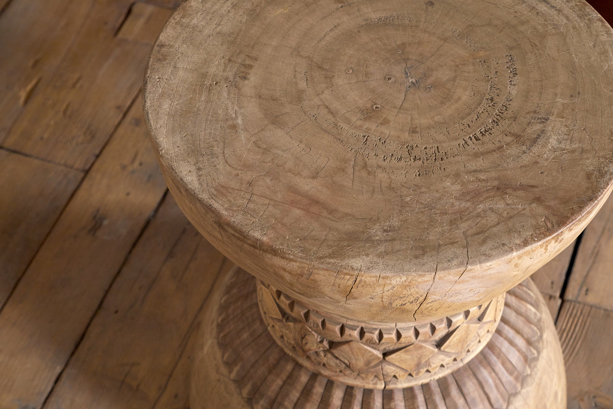 Table d'appoint sculptée Taru - Naturel