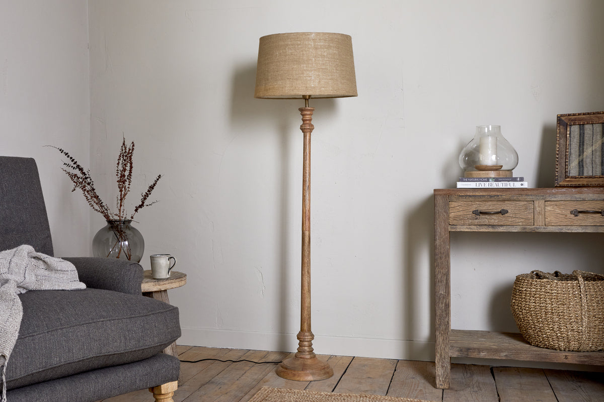 Lampadaire classique en bois Usha - Naturel