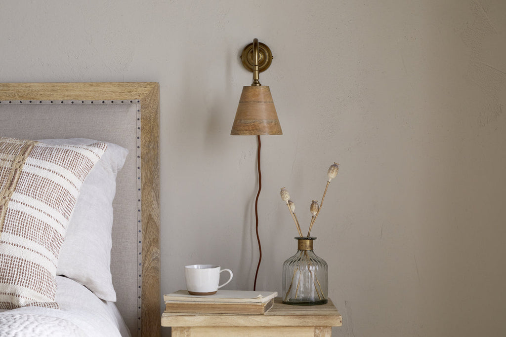 Applique murale en bois de manguier Vattu - Laiton naturel et antique